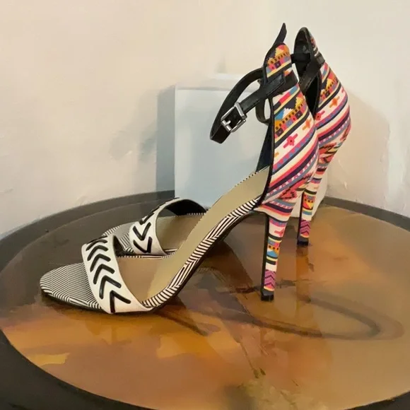 Chinese Laundry Aztec Pattern Stiletto Heel Sandals, Size 9M, Black/White/Multi - Picture 3 of 13